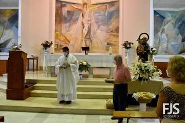  Decenas de fieles rinden pleitesía a San Antonio de Padua en Clavellinas/Francisco Javier Santana.